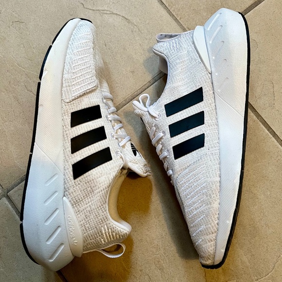 ADIDAS SWIFT RUN 22 (Women’s Size 6.5/Youth Size 5.5) - Picture 2 of 4